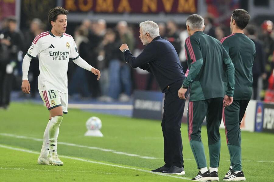 Jose Mourinho udílí pokyny Ardovi Gülerovi