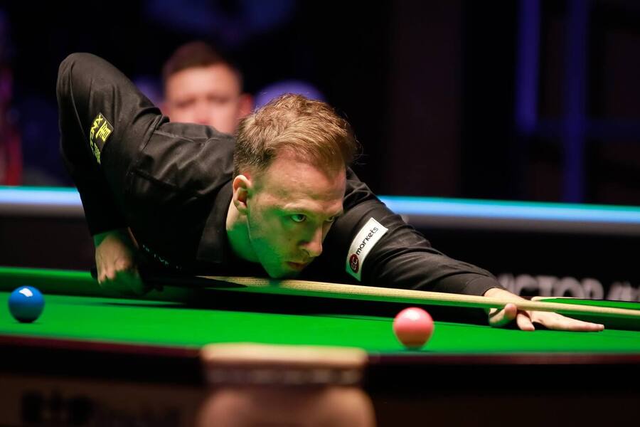 Judd Trump ve finálovém zápase snookerového turnaje Northern Ireland Open 2024 v&nbsp;Belfastu