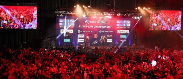 Pódium a fanoušci ve Westfalenhalle v Dortmundu během Mistrovství Evropy v šipkách 2025