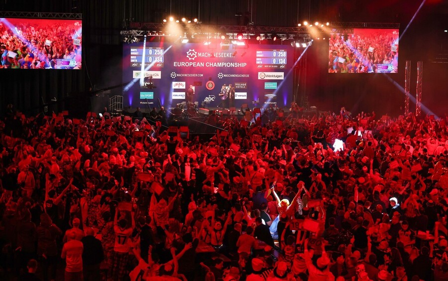 Pódium a&nbsp;fanoušci ve Westfalenhalle v&nbsp;Dortmundu během Mistrovství Evropy v&nbsp;šipkách 2025