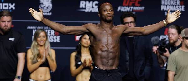 Losene Keita na vážení před turnajem UFC v Paříži
