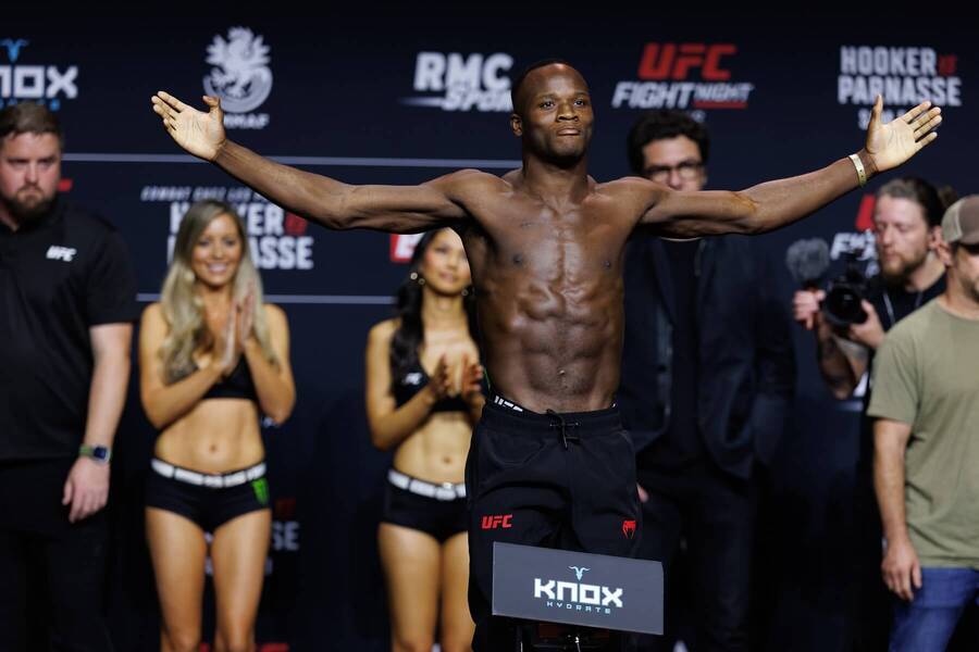Losene Keita na vážení před turnajem UFC v&nbsp;Paříži