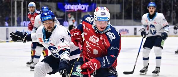 Hokejisté Kladna a Pardubic v extraligovém zápase na ČEZ Stadionu v sezoně 2025/26