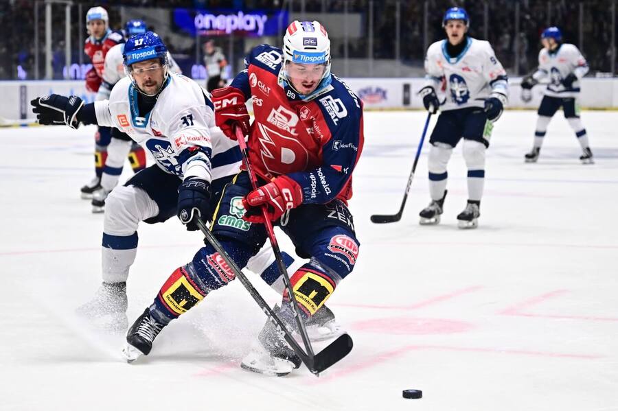Hokejisté Kladna a&nbsp;Pardubic v&nbsp;extraligovém zápase na ČEZ Stadionu v&nbsp;sezoně 2025/26