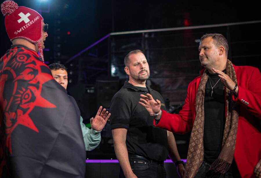 Žralok a&nbsp;Pali Hari na závěrečné tiskové konferenci před Clash 17