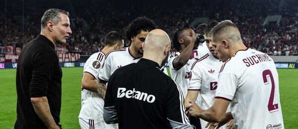 Fotbalisté Sparty během utkání proti Olympiakosu