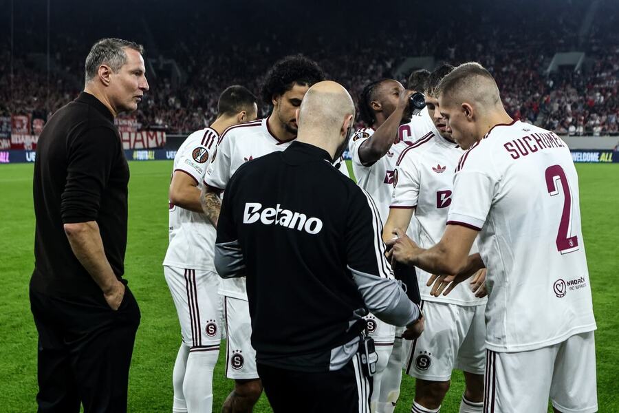 Fotbalisté Sparty během utkání proti Olympiakosu