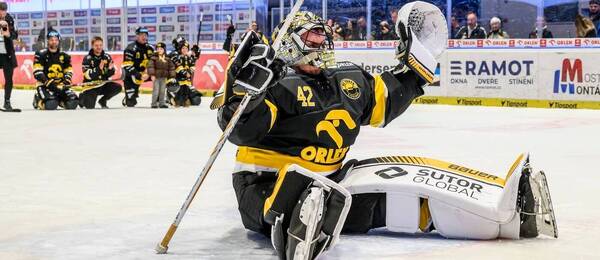 Brankář Litvínova Matej Tomek se raduje z výhry a čistého konta proti Plzni ve 13. kole hokejové Tipsport extraligy 2026/2027