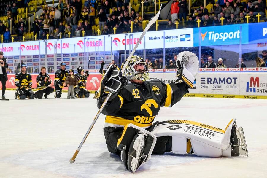 Brankář Litvínova Matej Tomek se raduje z&nbsp;výhry a&nbsp;čistého konta proti Plzni ve 13. kole hokejové Tipsport extraligy 2026/2027