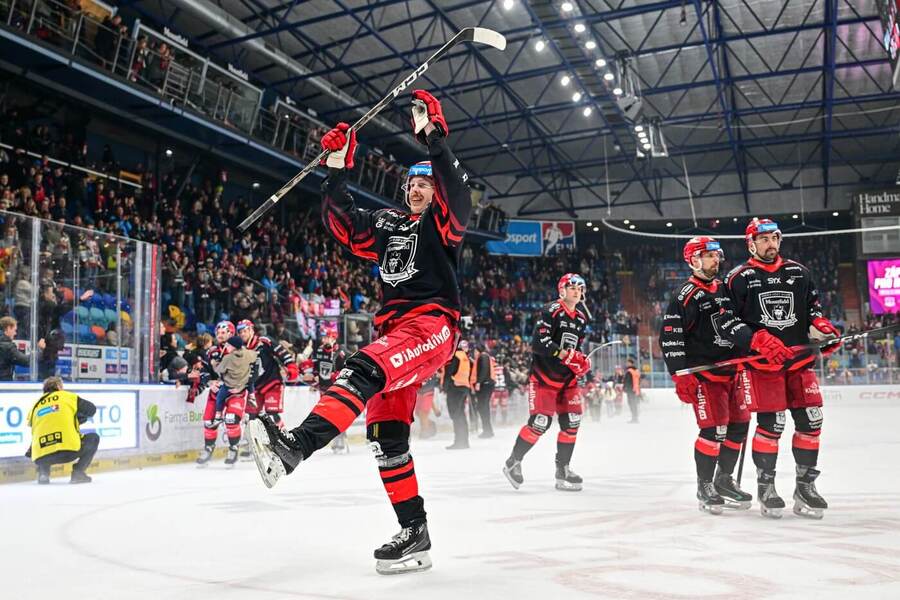 Obránce Anders Koch a&nbsp;další hokejisté Hradce Králové slaví vítězství nad Pardubicemi ve 14. kole Tipsport ELH 2026/2027