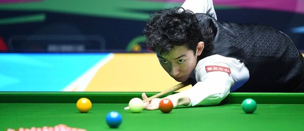 Snookerový hráč Wu Yize ve vítězném finále turnaje International Championship 2025 v Číně 