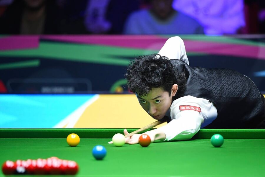 Snookerový hráč Wu Yize ve vítězném finále turnaje International Championship 2025 v&nbsp;Číně