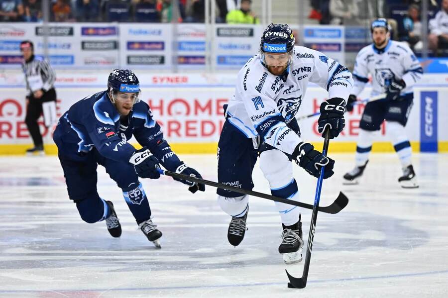 Hokejisté Jakub Konečný (Rytíři, vlevo) a&nbsp;Adam Musil (Bílí Tygři) v&nbsp;zápase Liberec s&nbsp;Kladnem ve 3.&nbsp;kole Tipsport ELH 2026/2027