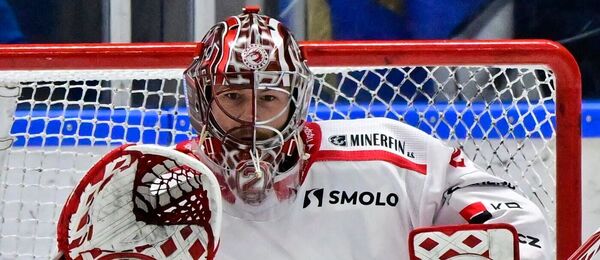 Brankář Třinec Marek Mazanec si připisuje zákrok v 15. kole hokejové Tipsport extraligy proti Kometě