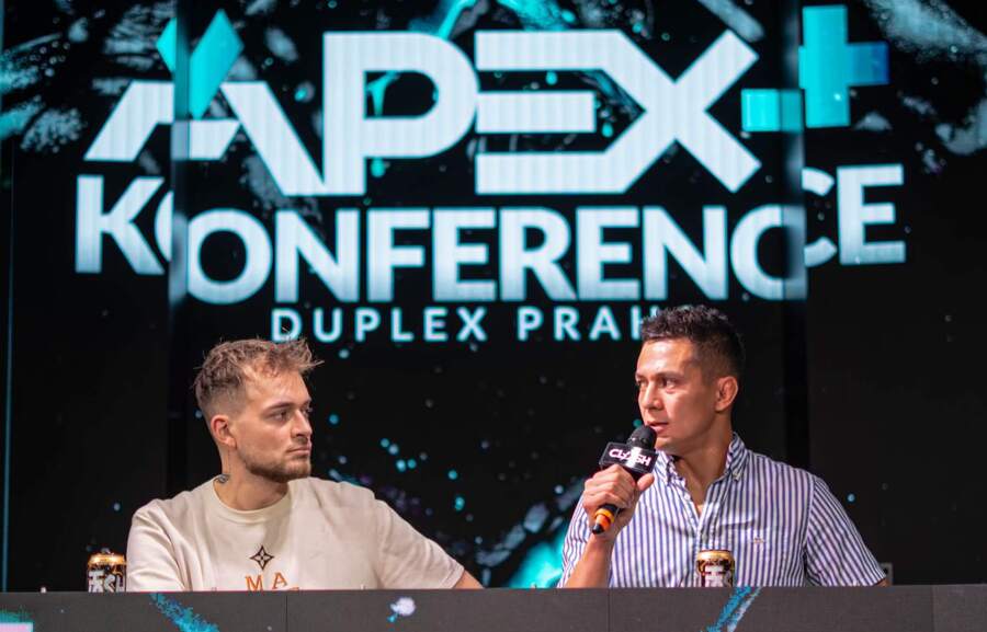 Moderátor Vláďa Kadlec a&nbsp;promotér Tomáš Le Sy na tiskové konferenci před Clash APEX+ 1
