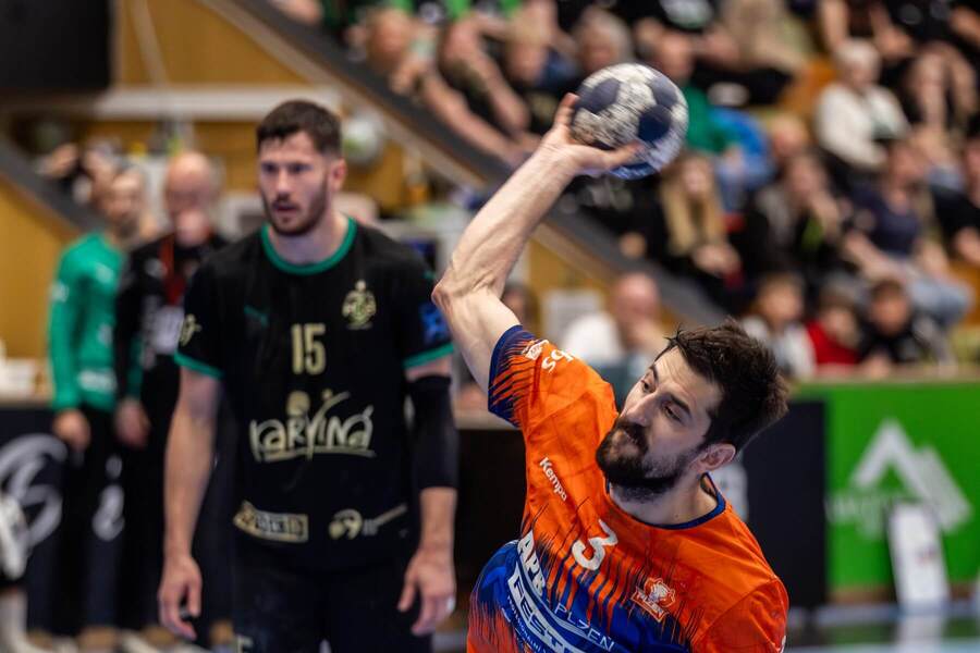 Plzeňský Jakub Douda zakončuje v&nbsp;zápase proti Karviné